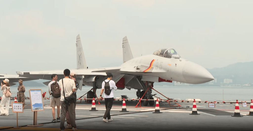 市民登艦後可參觀停在甲板上的戰機。