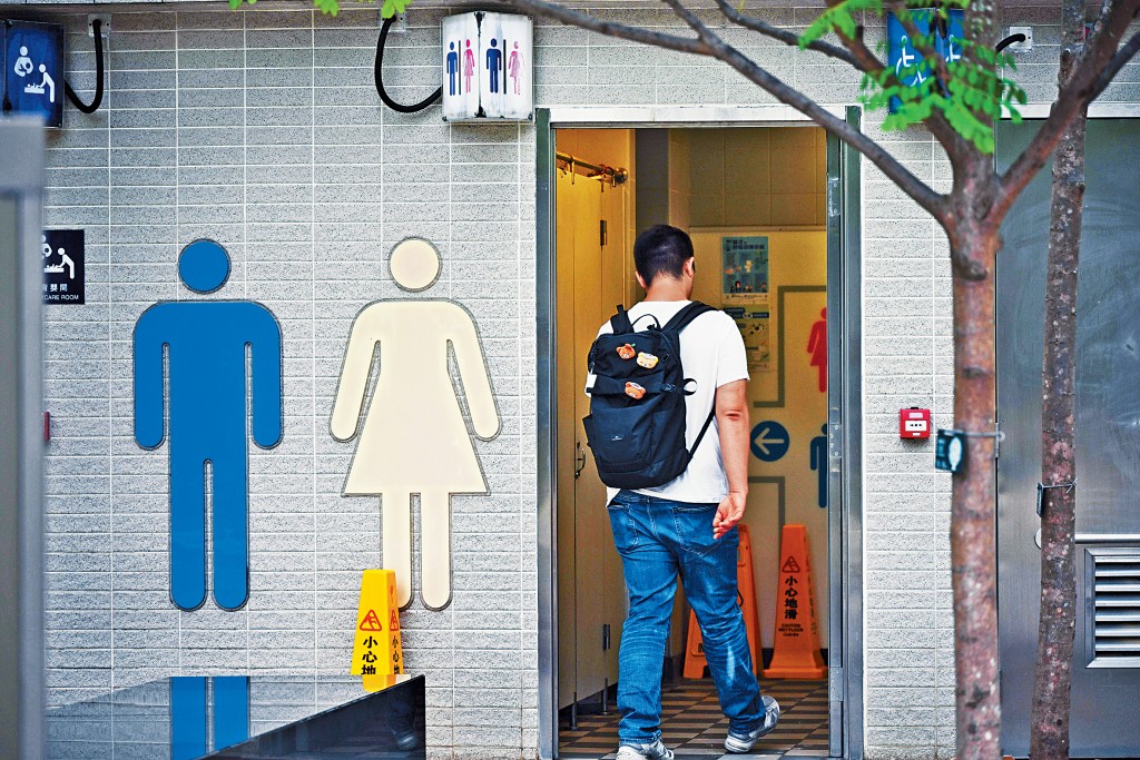 跨性別人士K先生憂慮使用男廁會惹上刑責,入稟質疑《公廁(行為及舉止)規例》對跨性別團體構成歧視,昨於高院獲判勝訴。