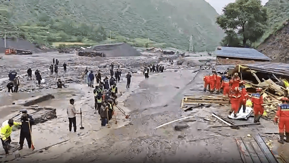 甘肃甘南藏族自治州周一（10日）晚发生泥石流灾害，周二（11日）现场消防等部门正展开救灾工作。央视新闻