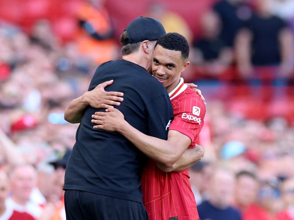 利物浦與球員逐一擁抱。Reuters