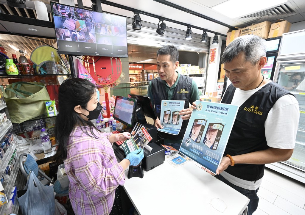 海關人員向商販講解反私煙信息及完稅標籤制度。