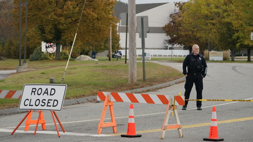 劉易斯頓市發生槍擊案的保齡球館附近有警員封路。 美聯社
