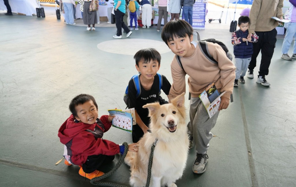 現場不少參加者攜同寵物到場。