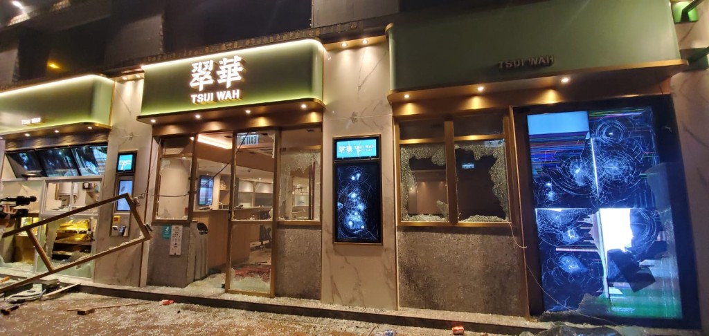 示威者大肆破壞翠華餐廳。