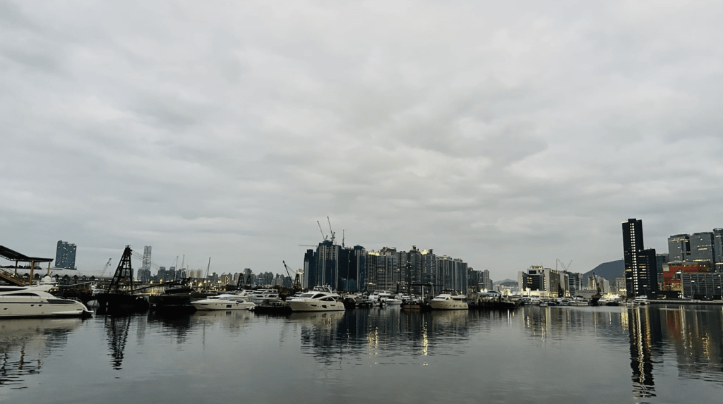 本港地區今日天氣乾燥，初時部分時間多雲，日間大致天晴，最高氣溫約30度。蔡楚輝攝