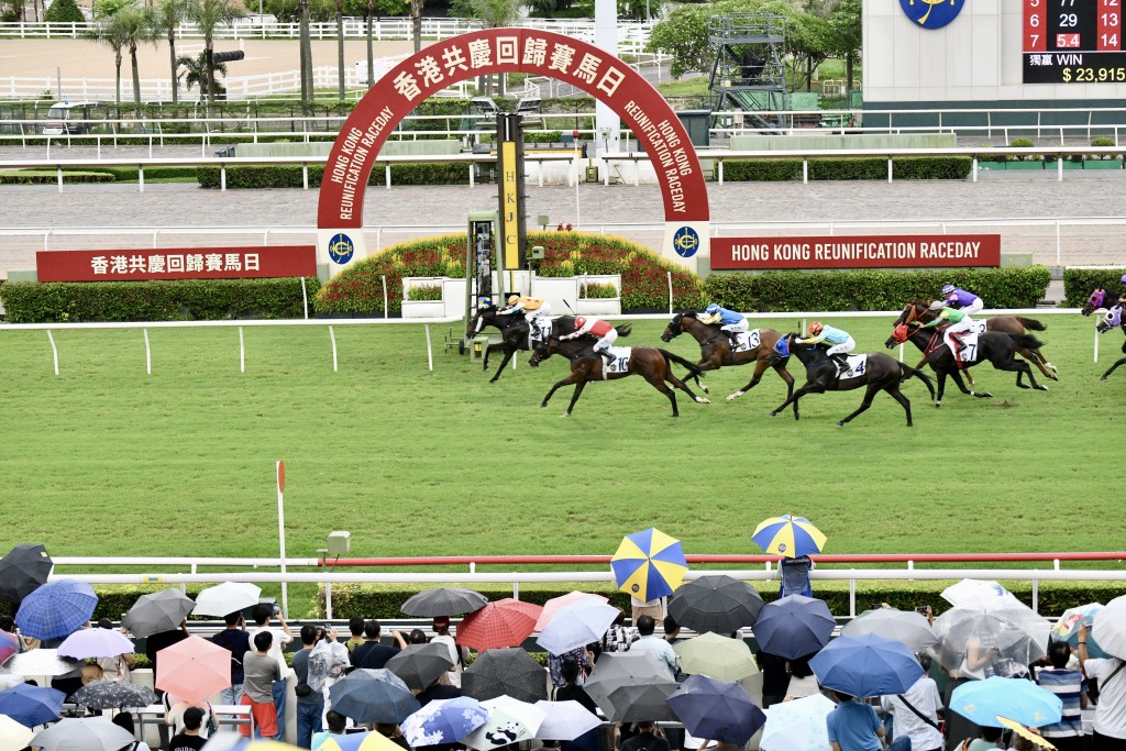 不少市民冒雨觀賽。 不少市民冒雨觀賽。