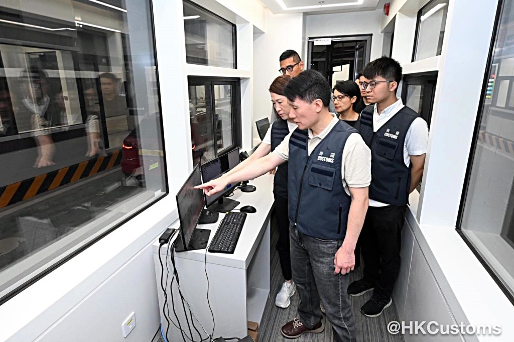 海關人員巡查新皇崗口岸配套。海關提供