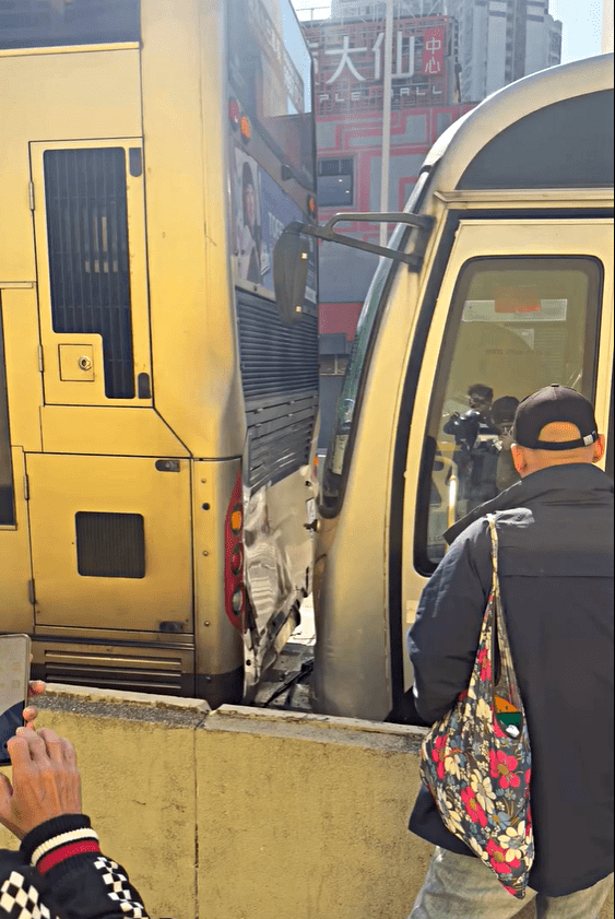 黃大仙龍翔道旅遊巴與巴士相撞。網圖