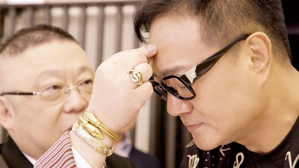 大師用珍珠大王一粒能量巨大的巨型珍珠為魯振順的額頭位加持。