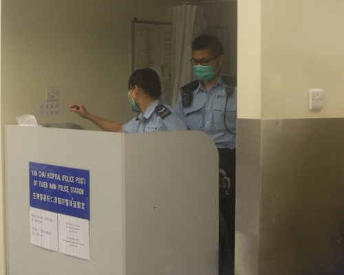 仁濟醫院警員晚上離開警崗。