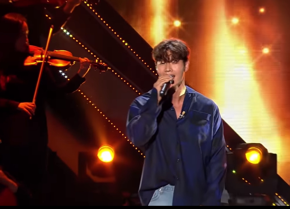 金鍾國飆高音翻唱《Speechless》。影片截圖