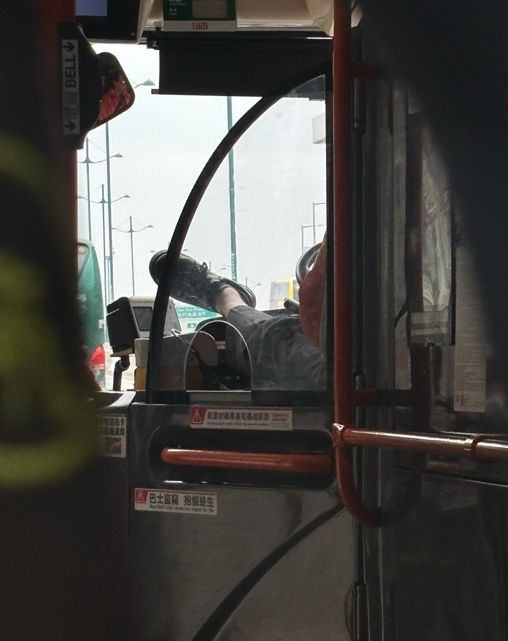 車長在駕車途中「晾高腳」。讀者提供圖片