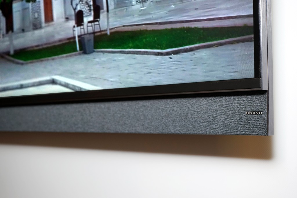 X925熒幕底部裝有Onkyo 2.1聲道音響系統，另頂部裝有兩個向上發聲的喇叭。