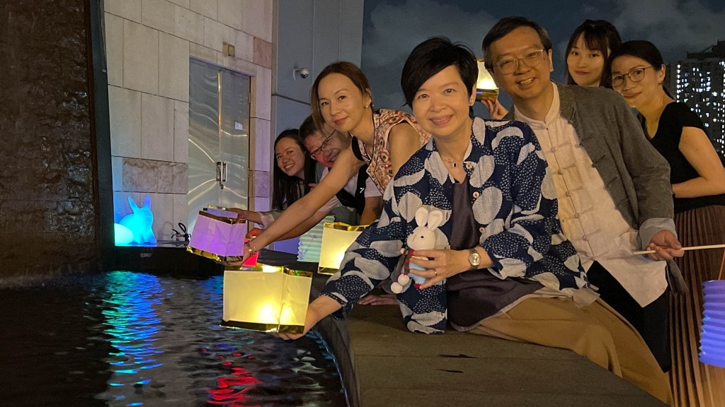 何永賢聯同房屋局同事到大本型打卡兼放許願水燈。何永賢FB