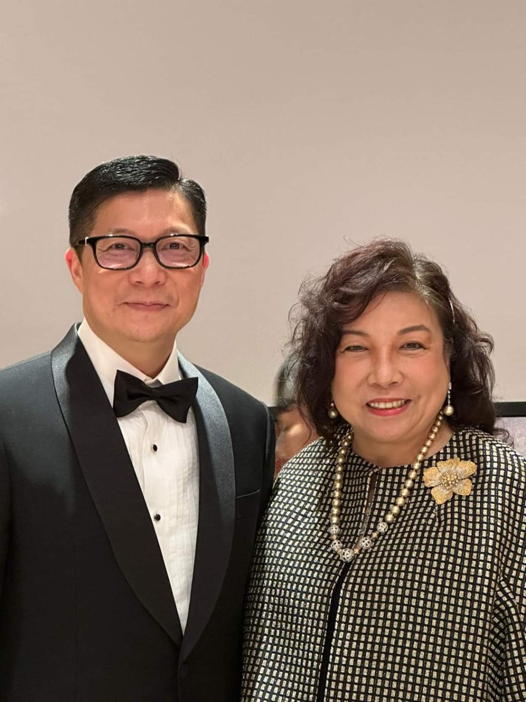 伍燕梅(右)與保安局局長鄧炳強(左)合照。 伍燕梅(右)與保安局局長鄧炳強(左)合照。