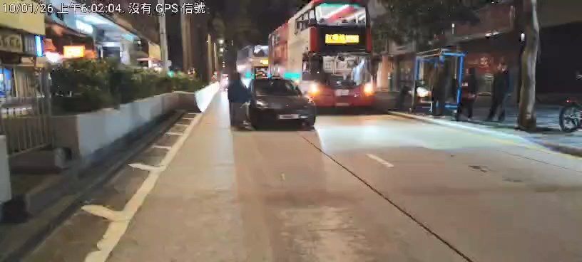 Tesla司機立即上前阻止，惟女子竟揮拳施襲。網上片段截圖