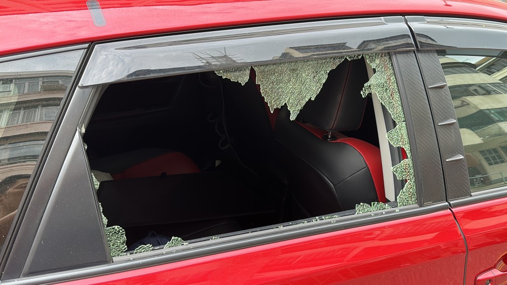 私家車車窗爆裂。劉漢權攝