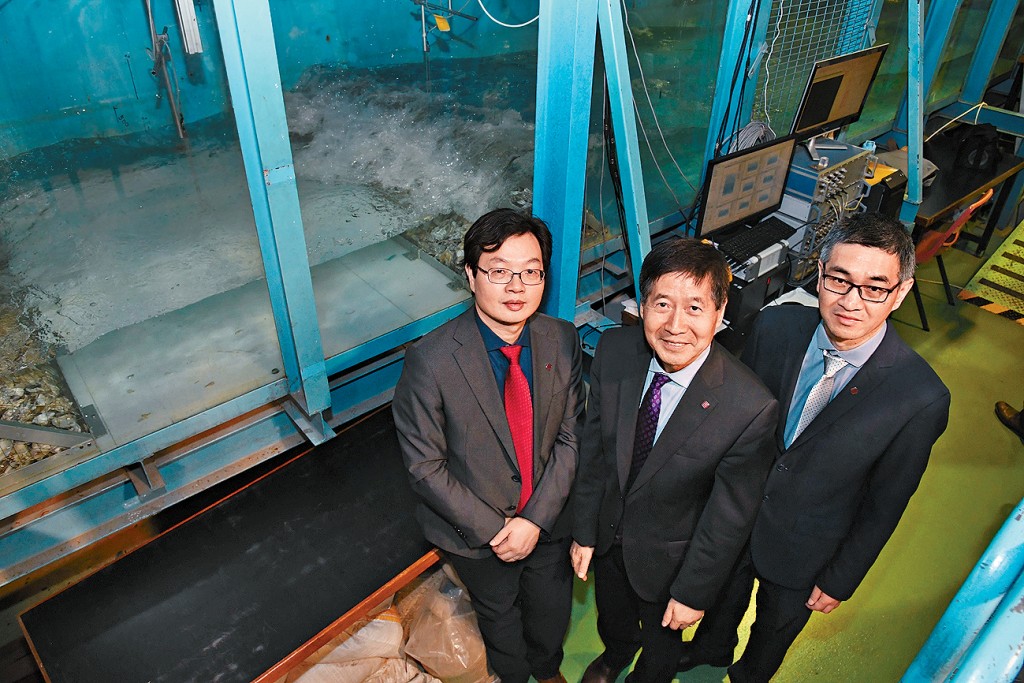 李向東（中）稱，理大團隊正在校園內的水利工程實驗室模擬海浪拍岸的過程，探索創新方法減低波浪衝擊力。