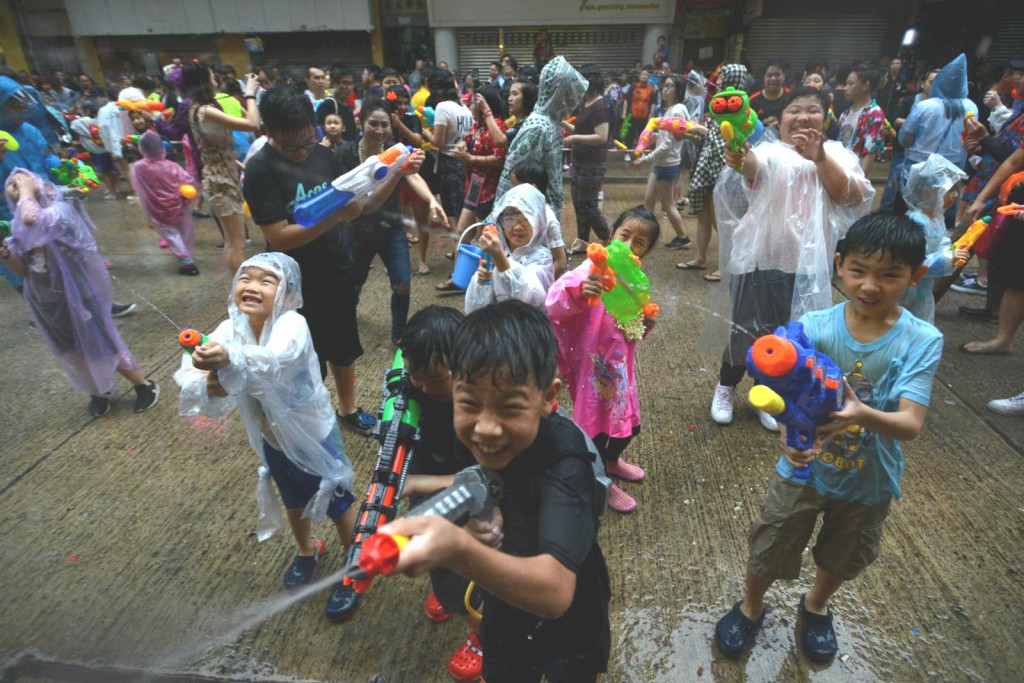 九龍城潑水節市民泰國人大玩水戰