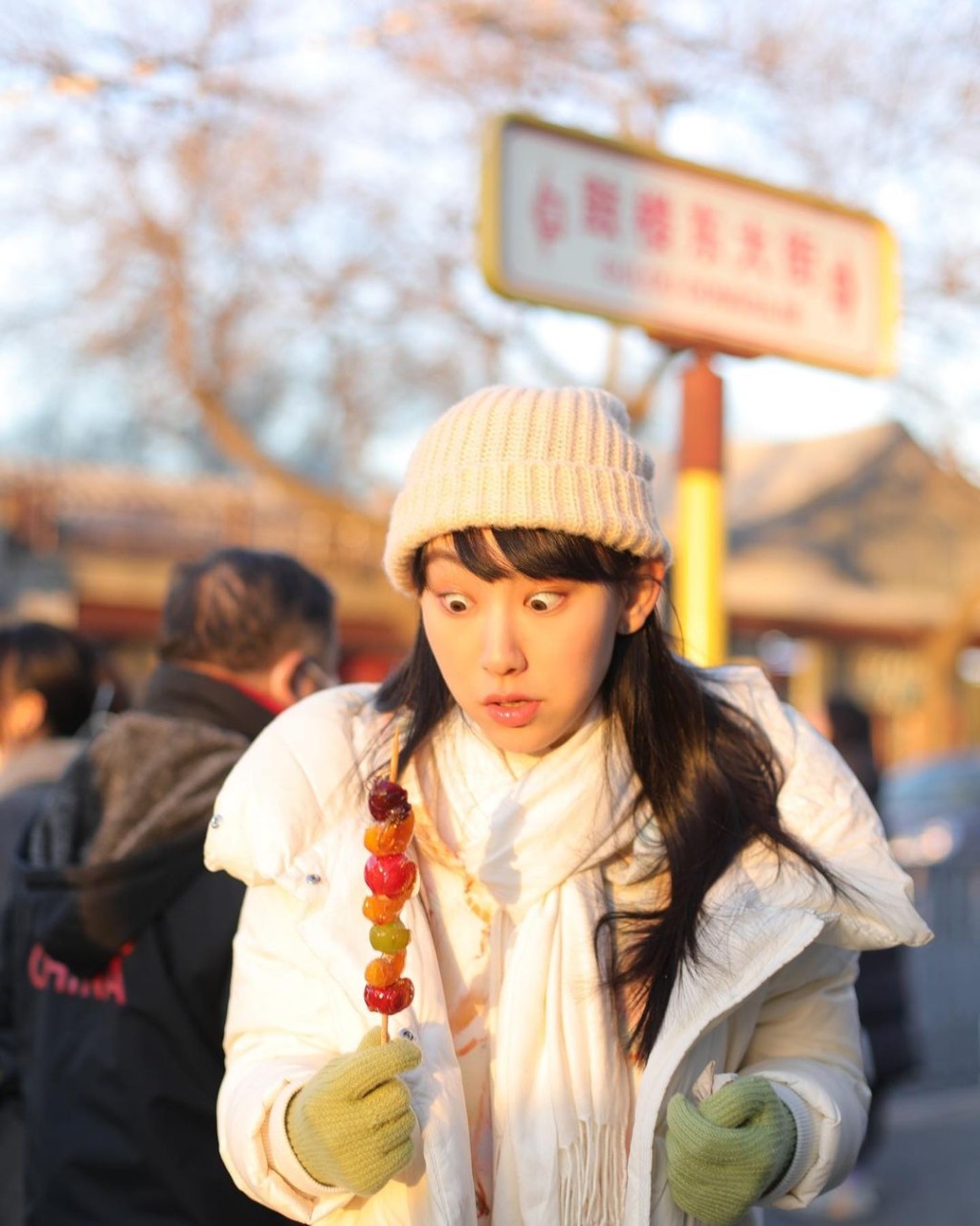 炎明熹在北京吃冰糖葫蘆表情多多。