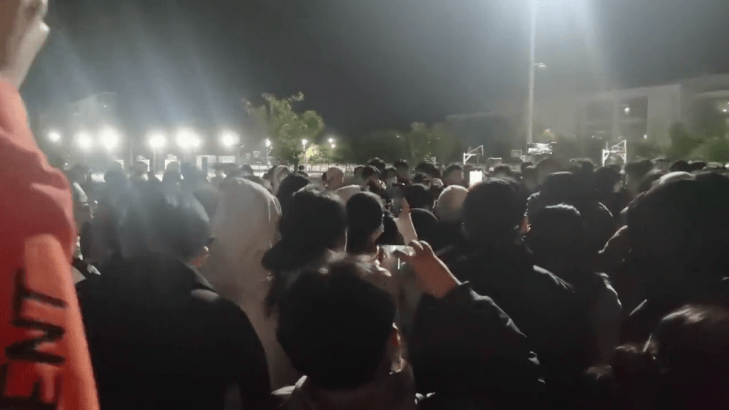 網傳福州大學因為針對返鄉的方案朝令夕改，導致學生晚上聚集抗議。