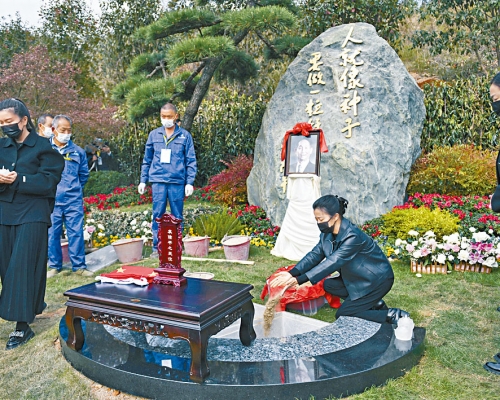 袁隆平骨灰安葬湖南長沙唐人萬壽園。