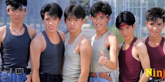 6人组合「忍者」在1990年出道，右一为志贺。