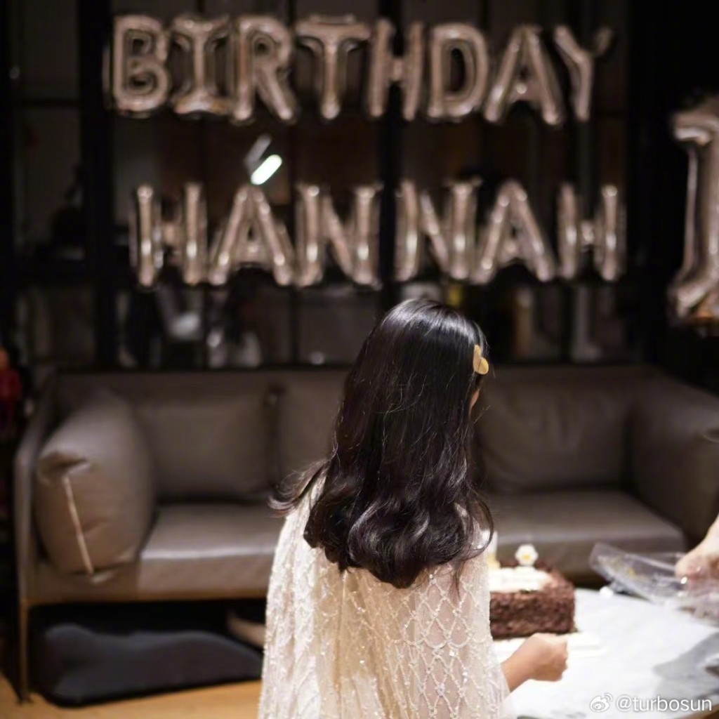 孫儷親手為女兒做生日蛋糕。 孫儷親手為女兒做生日蛋糕。