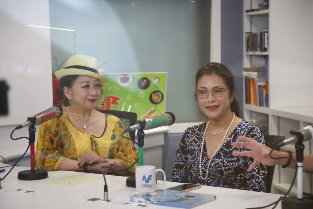 刘香萍到电台受访，并想邀请薛家燕演她的新戏。