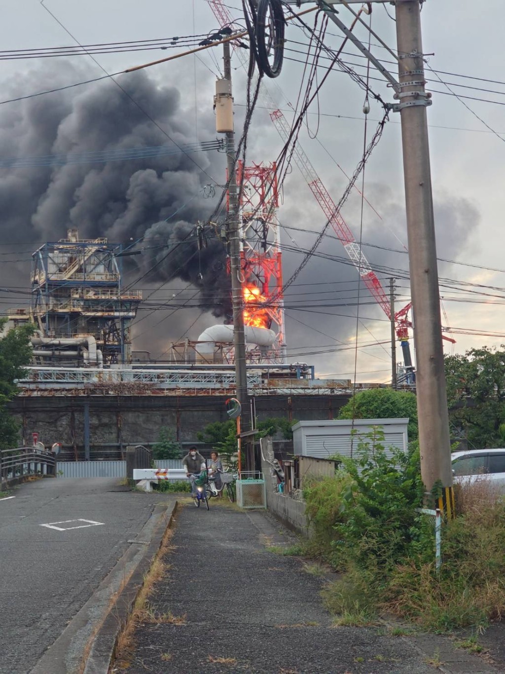 日本製紙八代工廠煙囪拆卸作業釀大火。 @saka_w_saka / X 日本製紙八代工廠煙囪拆卸作業釀大火。 @saka_w_saka / X