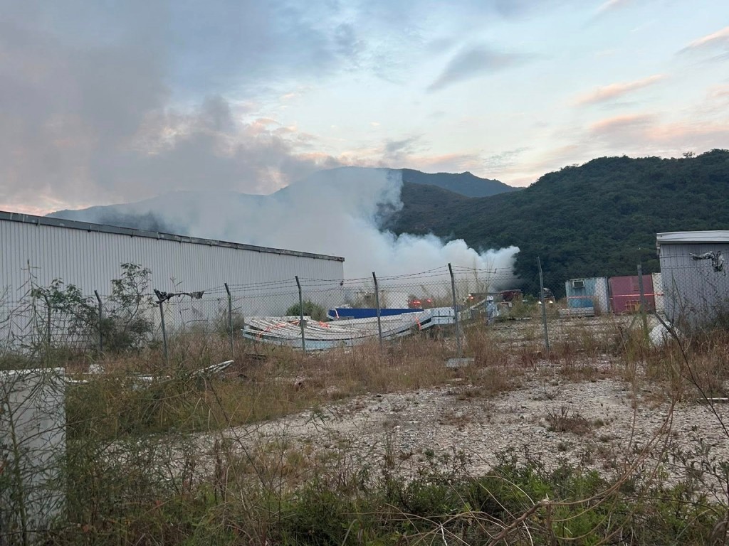 濃煙直衝半空。FB：Dennic Fung@將軍澳 • 日出康城 | TKO • LOHAS PARK