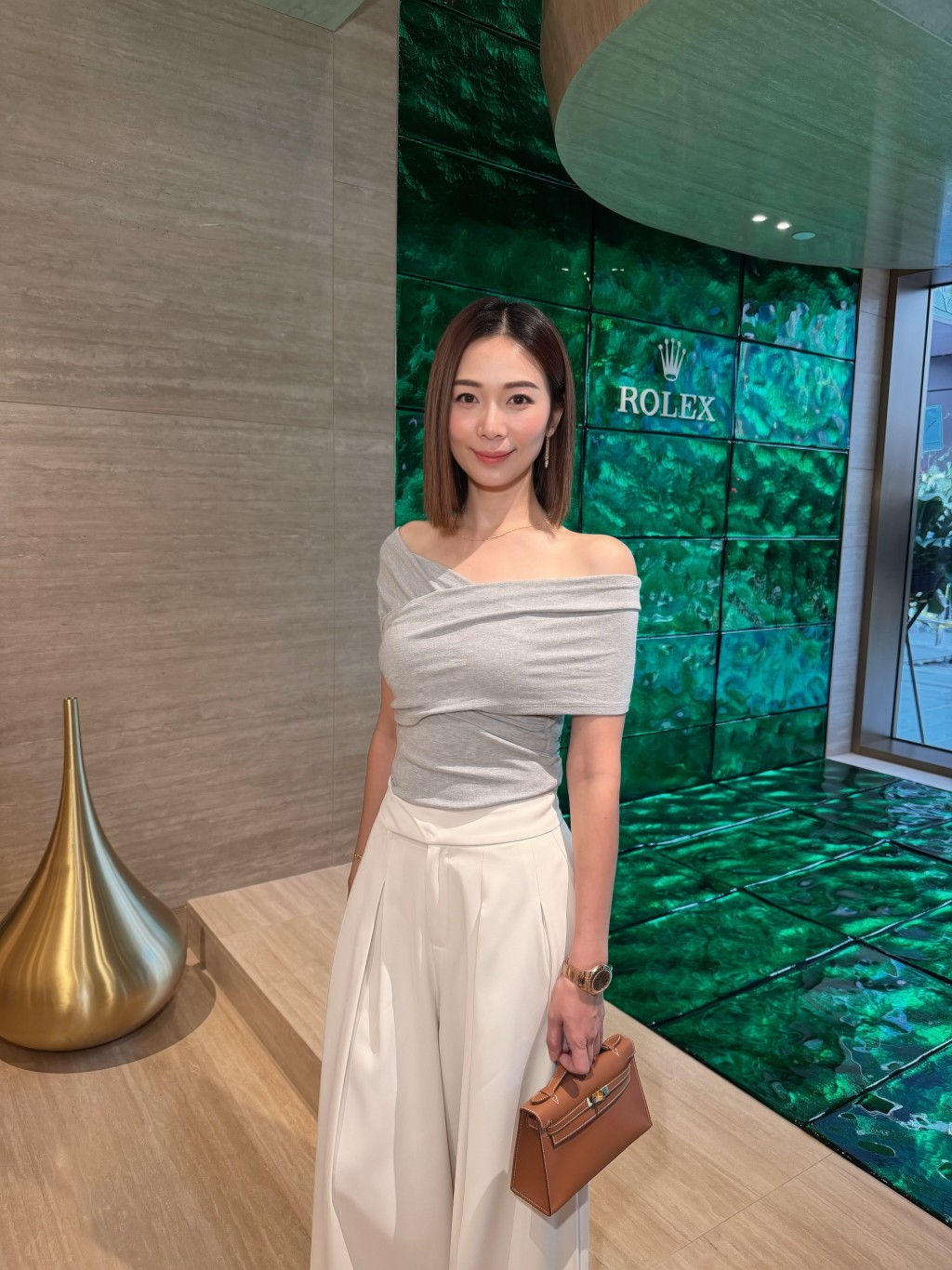楊秀惠打扮靚靚到訪勞力士新店。