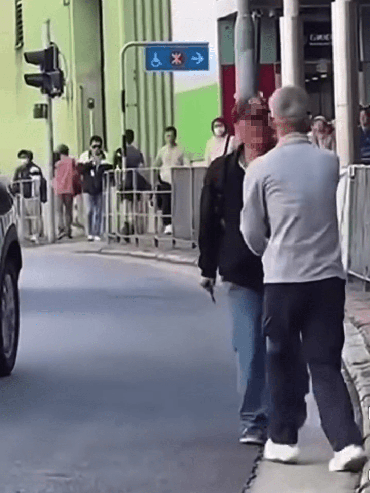 現場為石硤尾站外，不少市民聞聲張望。