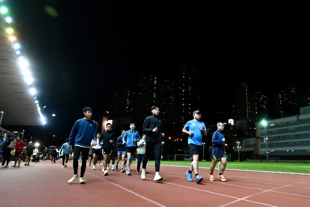 《星島頭條》記者到現場觀察,逾百跑手一同練跑。劉駿軒攝 《星島頭條》記者到現場觀察,逾百跑手一同練跑。劉駿軒攝