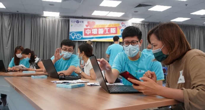 義工為香港單親協會的家長及學童開班,教授電腦入門知識及善用網上資源。中電圖片