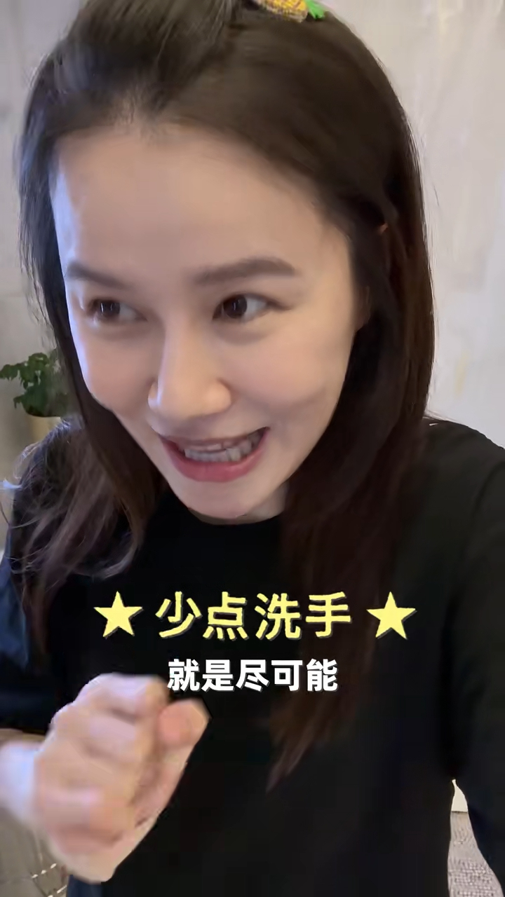 談及產後調養期,黃翠如更透露獨特護理方式,例如為了坐月期間不碰冷水,她從刷牙清潔、用餐進食到如廁衛生都會全程配戴手套,防護措施做到足。 談及產後調養期,黃翠如更透露獨特護理方式,例如為了坐月期間不碰冷水,她從刷牙清潔、用餐進食到如廁衛生都會全程配戴手套,防護措施做到足。