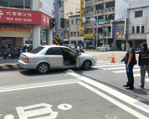 台南市警方埋伏通緝犯,嫌疑犯開車拒捕拖行員警,警方開槍制止,嫌犯中彈送醫身亡。(網圖)
