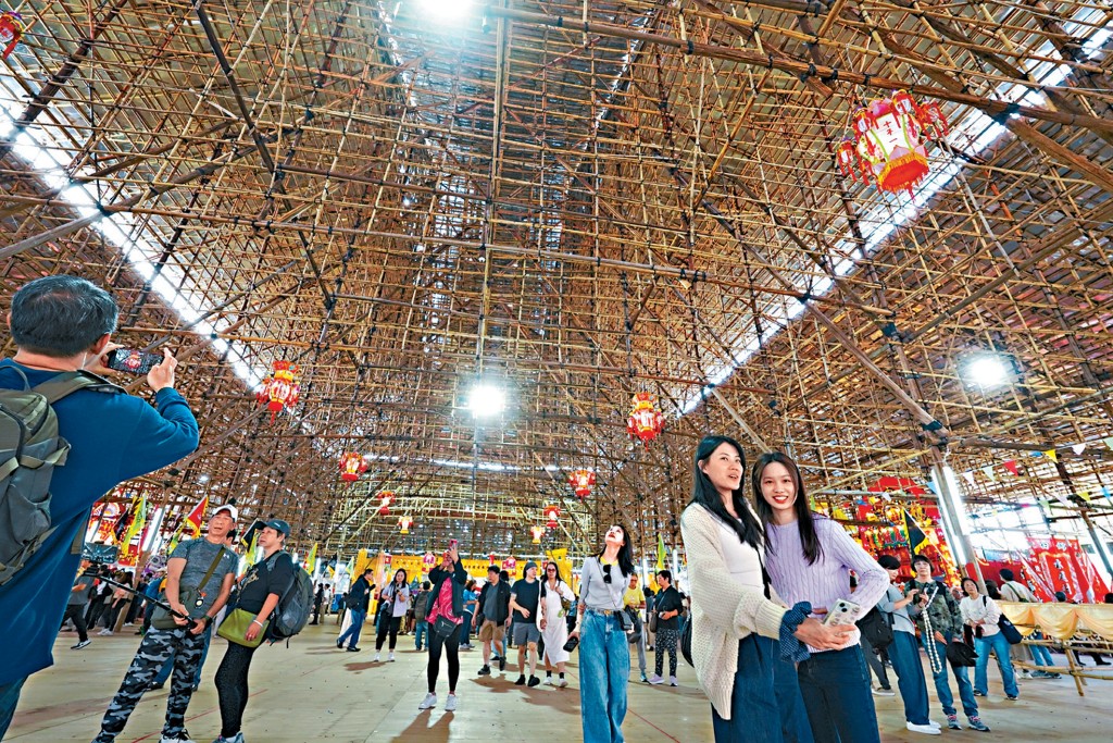 不少市民專程前來與醮棚打卡。