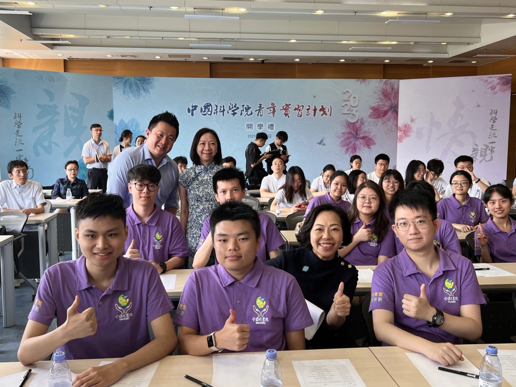 麥美娟（第一排左三）與民青局常任秘書長林雪麗（第三排左二）及青年發展委員會副主席梁毓偉（第三排左一）與將在中國科學院實習的香港青年打氣。政府新聞處圖片