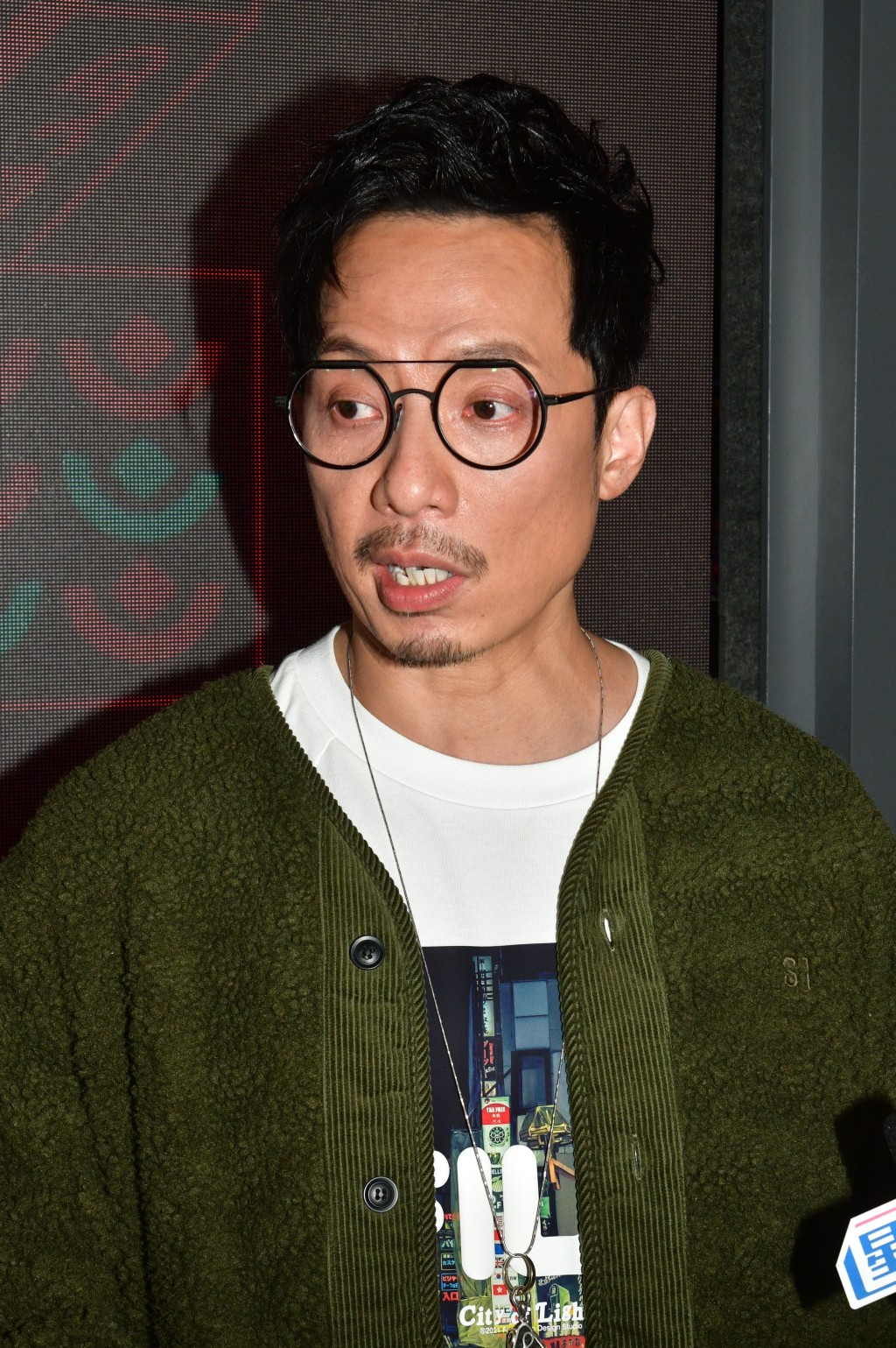 強尼會主持兩個同世界盃有關嘅節目。