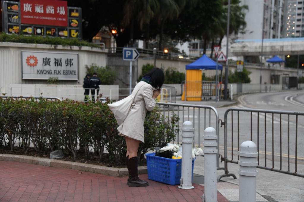 有市民今日專程到場獻花悼念。