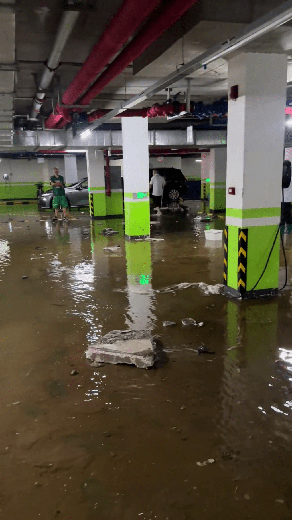 瀋陽暴雨下有屋苑地下停車場牆塌露出垃圾,業主質疑空心磚砌牆掩廢物。 瀋陽暴雨下有屋苑地下停車場牆塌露出垃圾,業主質疑空心磚砌牆掩廢物。