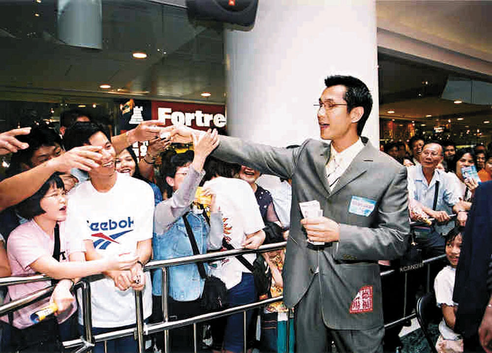 陈启泰反而在转投亚视后，2001年主持游戏节目《百万富翁》爆红。