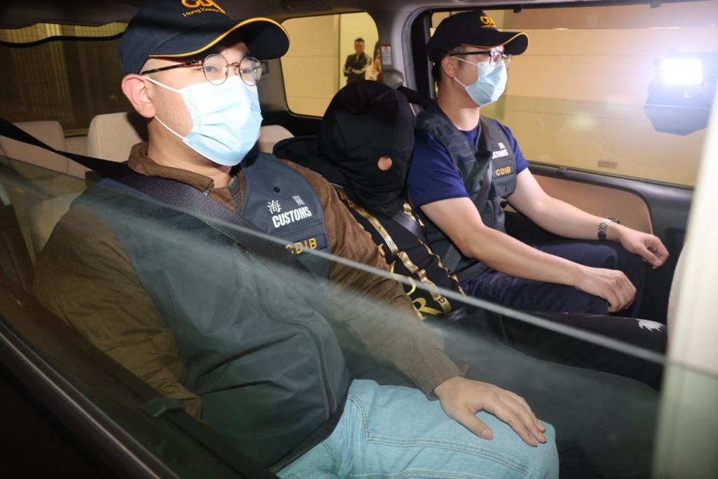 海關拘捕兩名男子。 海關拘捕兩名男子。