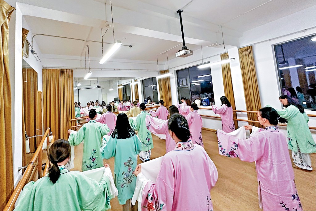 年轻人放工后到夜校学习传统戏曲。