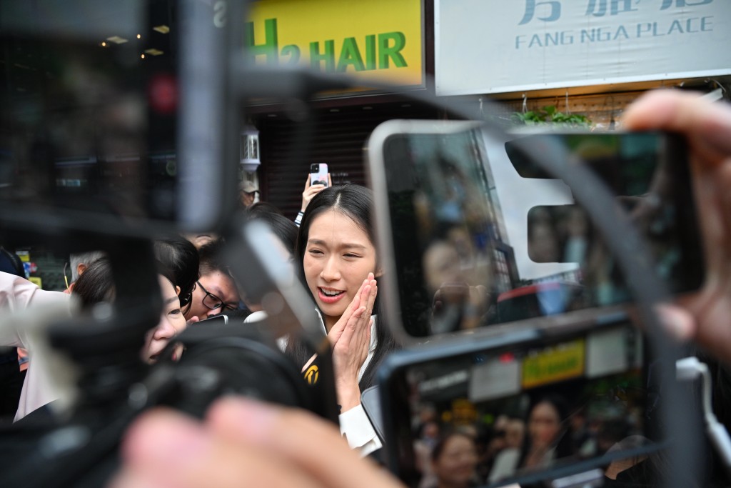 江旻憓報名參選遭大批記者追訪,一度引起混亂。 江旻憓報名參選遭大批記者追訪,一度引起混亂。