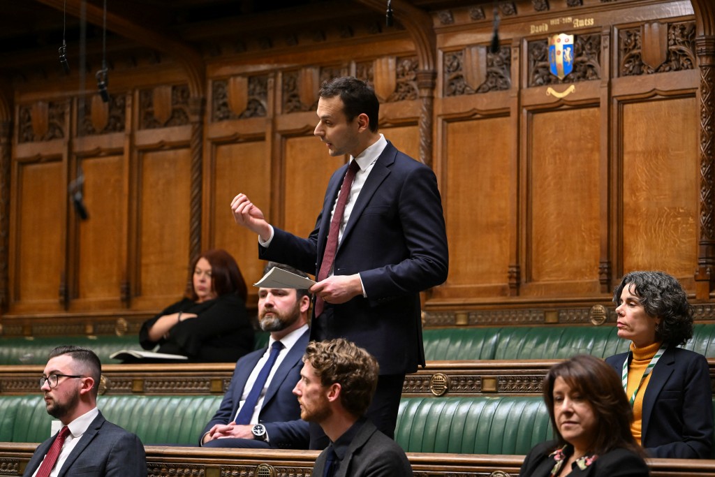英国工党国会议员西蒙斯周四宣布，将辞去国会议席。路透社