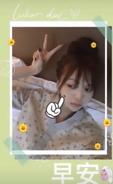 片中坐在床上聽歌的女生,有傳是直播主持人莉婭。