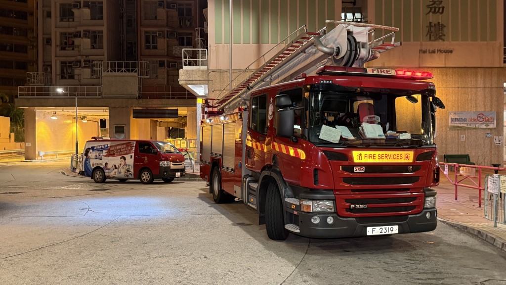 消防員接報趕至現場。