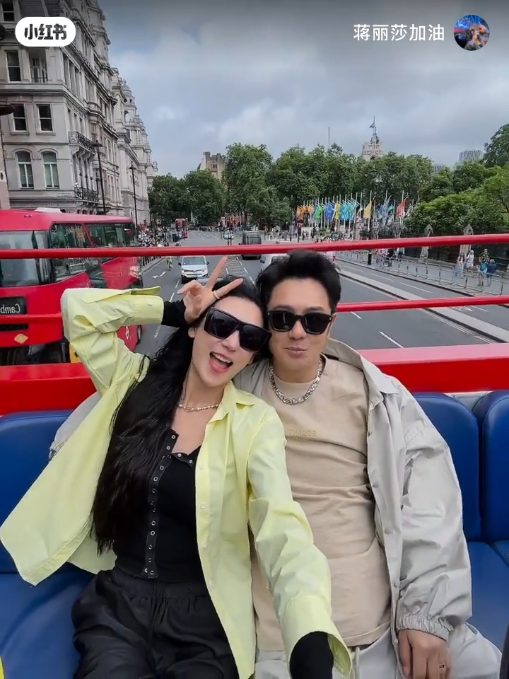 陈浩民早前与老婆蒋丽莎去英国旅行。